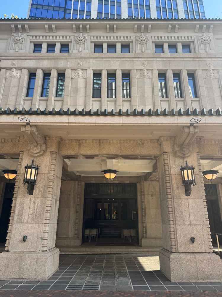 入り口。都心の一等地にありながら、建造当時の趣を残したままの建築に惹かれた。