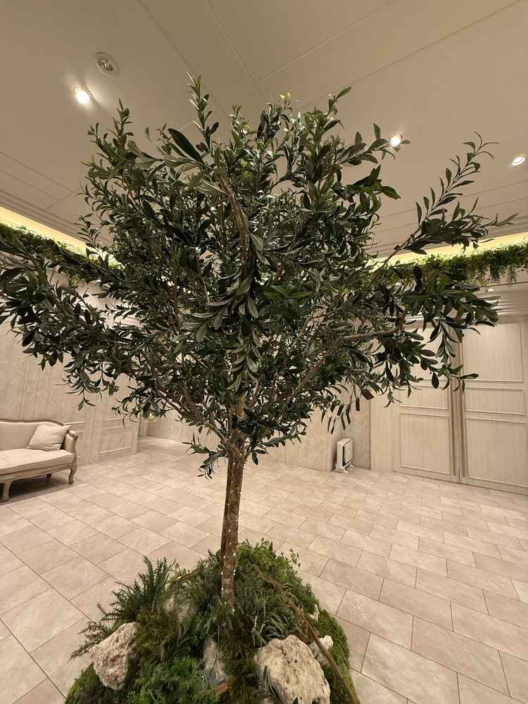 披露宴の前の待合室です。エスコートカードを木に飾る仕掛けは面白いと思いました