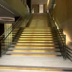 定番フォトスポットの光の階段。