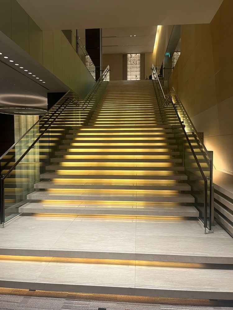 定番フォトスポットの光の階段。