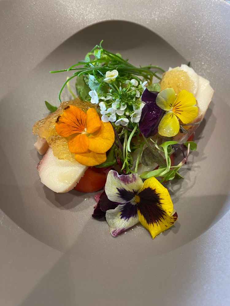 彩り鮮やかに花が添えられた前菜。