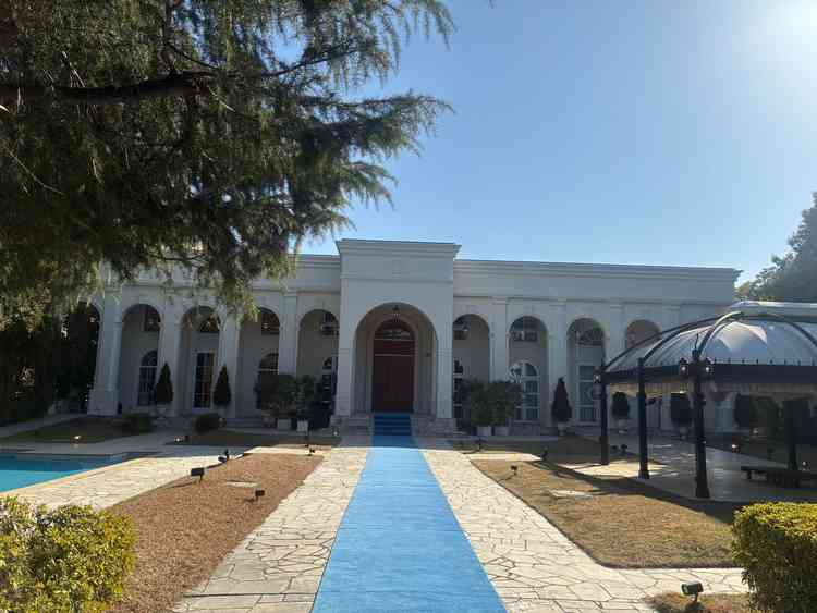 1枚目の写真から奥に進むと、ひらけた空間があり、緑と白い建物、青いプールが本当に素敵