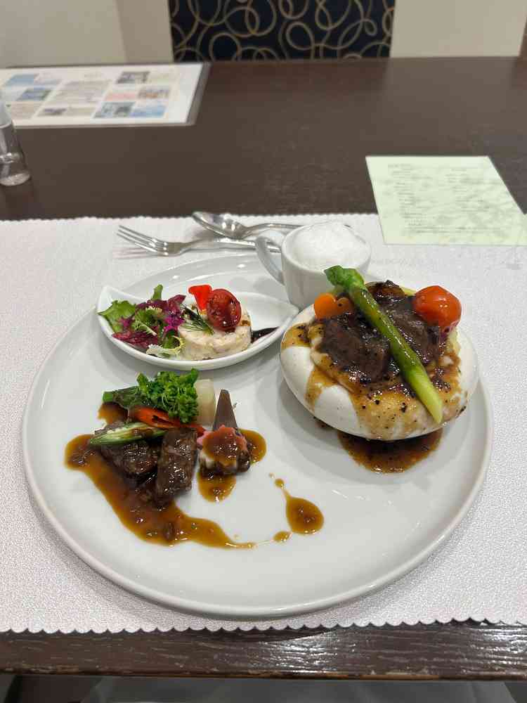 ボリュームある試食。当日はゲストに、同じ食材を使いながら和と洋で2種類のコースを選んでもらえるそう。