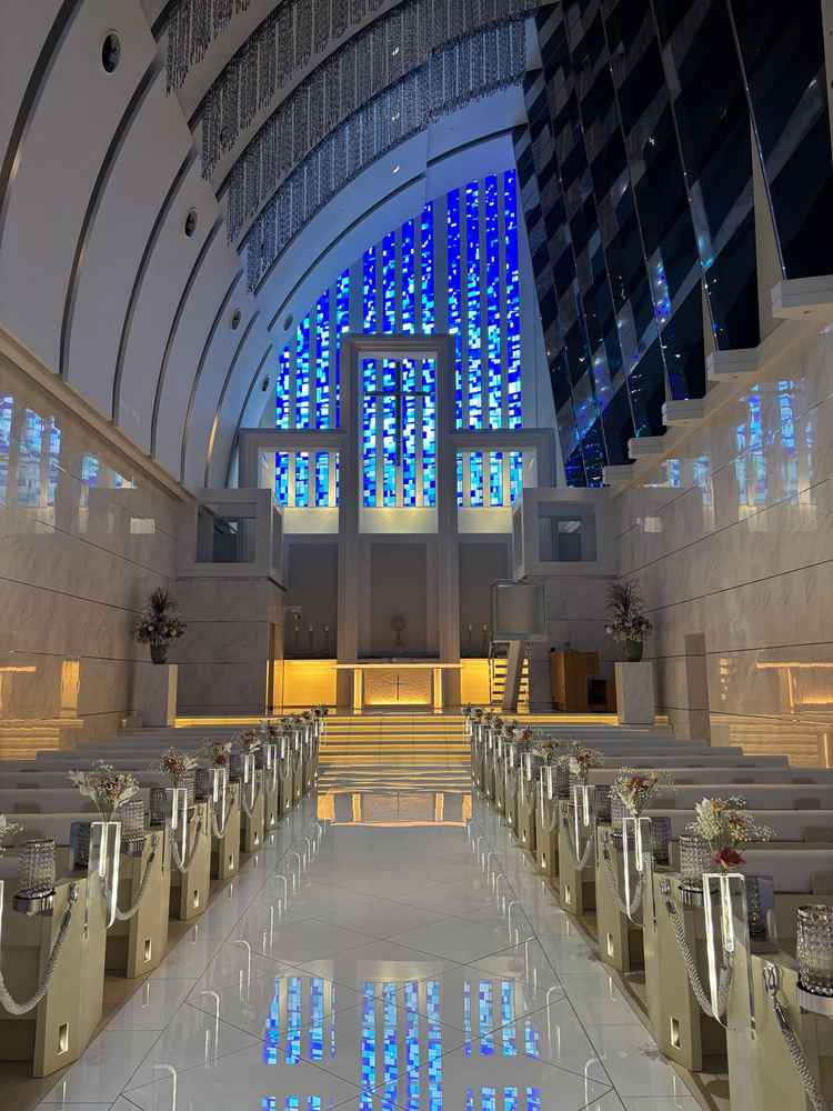 驚きの白さのチャペル