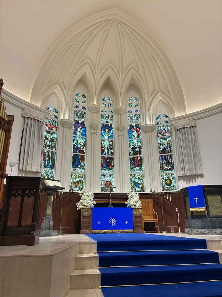 ロイヤルブルーのバージンロードとステンドグラスが印象的なチャペル。