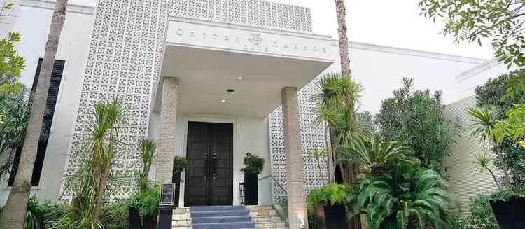 式場入り口。車椅子でも入れたり、喫煙所もあったりしました。異国的な雰囲気でホテル感がありました。