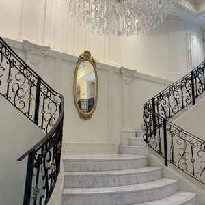 披露宴会場の階段、ここから新郎新婦がそれぞれ降りてくる