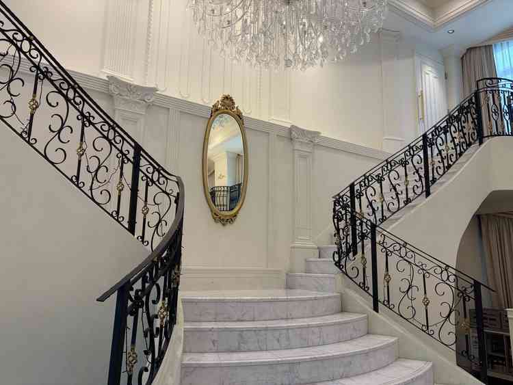 披露宴会場の階段、ここから新郎新婦がそれぞれ降りてくる