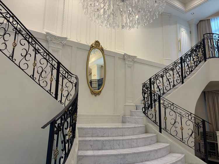 披露宴会場の階段、ここから新郎新婦がそれぞれ降りてくる