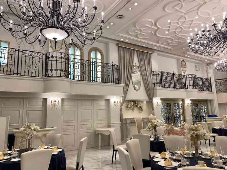 披露宴会場②の写真。白基調で素敵でした。