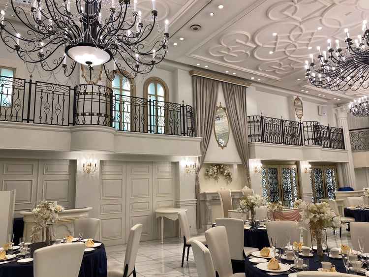 披露宴会場②の写真。白基調で素敵でした。