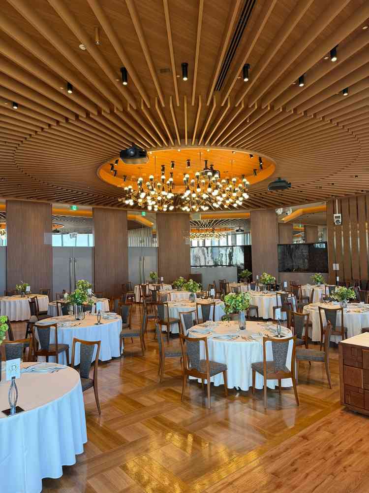 披露宴会場の一つ。スクリーンが大きくて映像が見やすかった。光の演出にも力を入れており迫力があった。