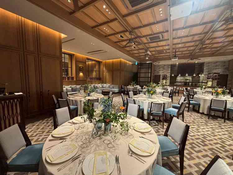 地下1階の披露宴フロアはホテルのようなラグジュアリーなテイストで大人数で楽しめそうな雰囲気でした。