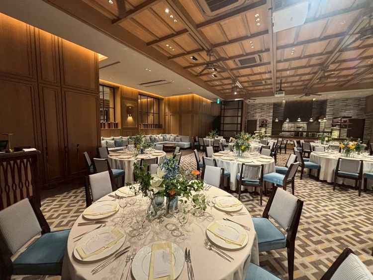 地下1階の披露宴フロアはホテルのようなラグジュアリーなテイストで大人数で楽しめそうな雰囲気でした。