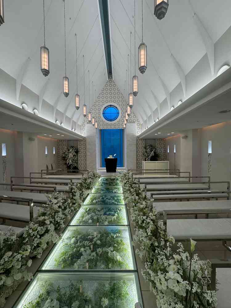 床が透けていて、白を基調としたチャペル。