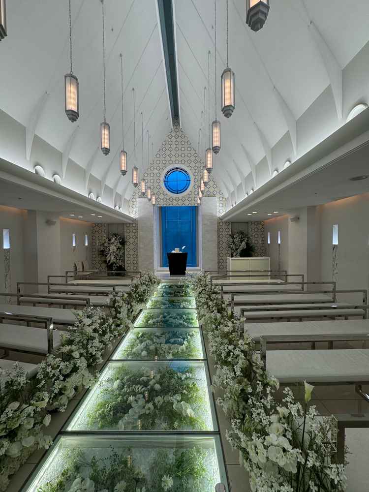 床が透けていて、白を基調としたチャペル。