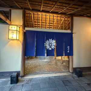 入り口の暖簾。オリジナルの暖簾も飾れるらしく魅力。