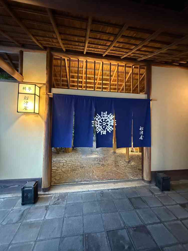 入り口の暖簾。オリジナルの暖簾も飾れるらしく魅力。