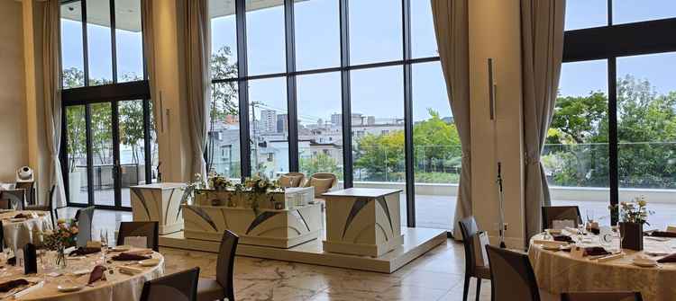 披露宴会場②の写真です。白基調で大人っぽい雰囲気で素敵でした。2階からの景色もよかったです。