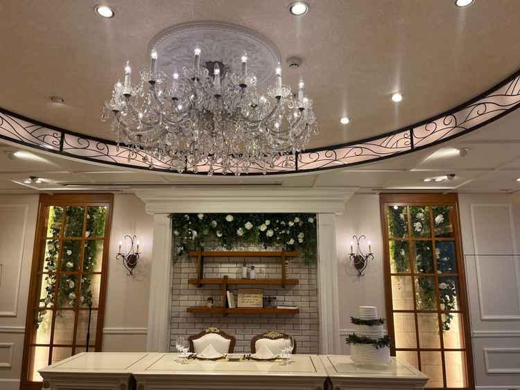 披露宴会場もおしゃれでした。大きなシャンデリアが印象的です。