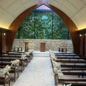 チャペル館内です。天窓からの光もしっかりと入り神秘的な雰囲気でした。