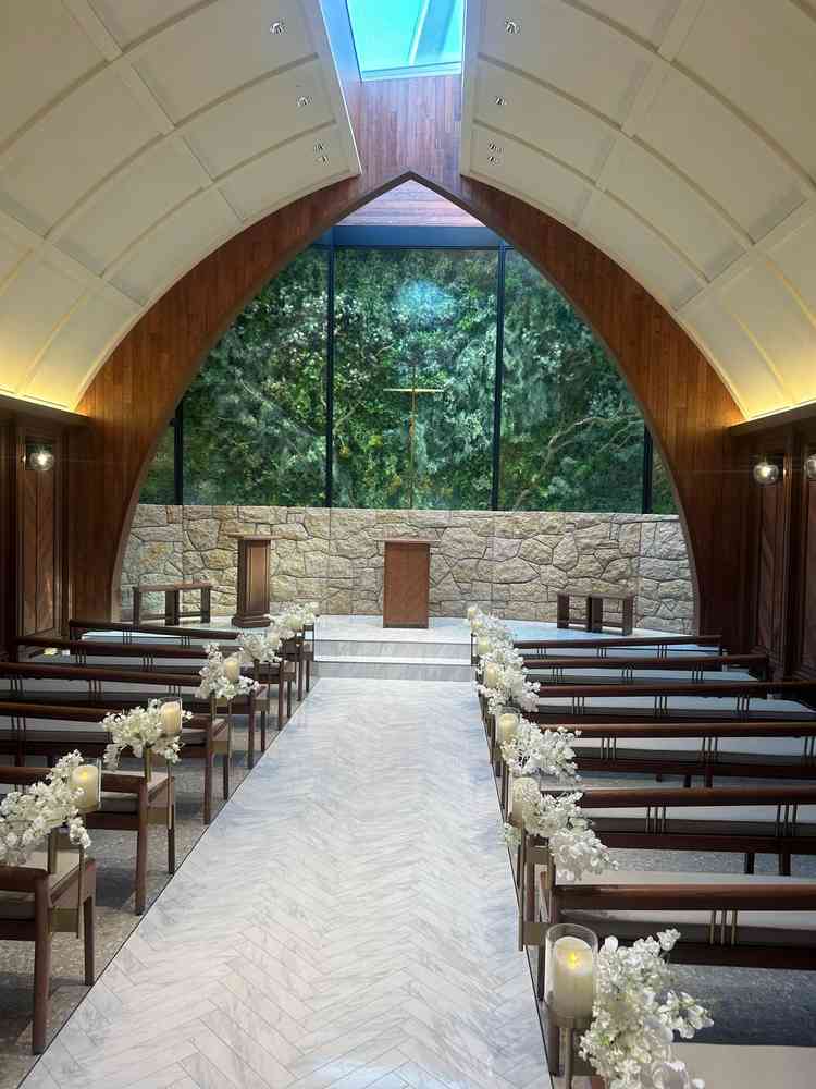 チャペル館内です。天窓からの光もしっかりと入り神秘的な雰囲気でした。