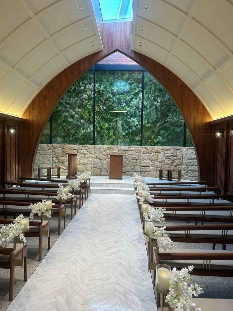 チャペル館内です。天窓からの光もしっかりと入り神秘的な雰囲気でした。