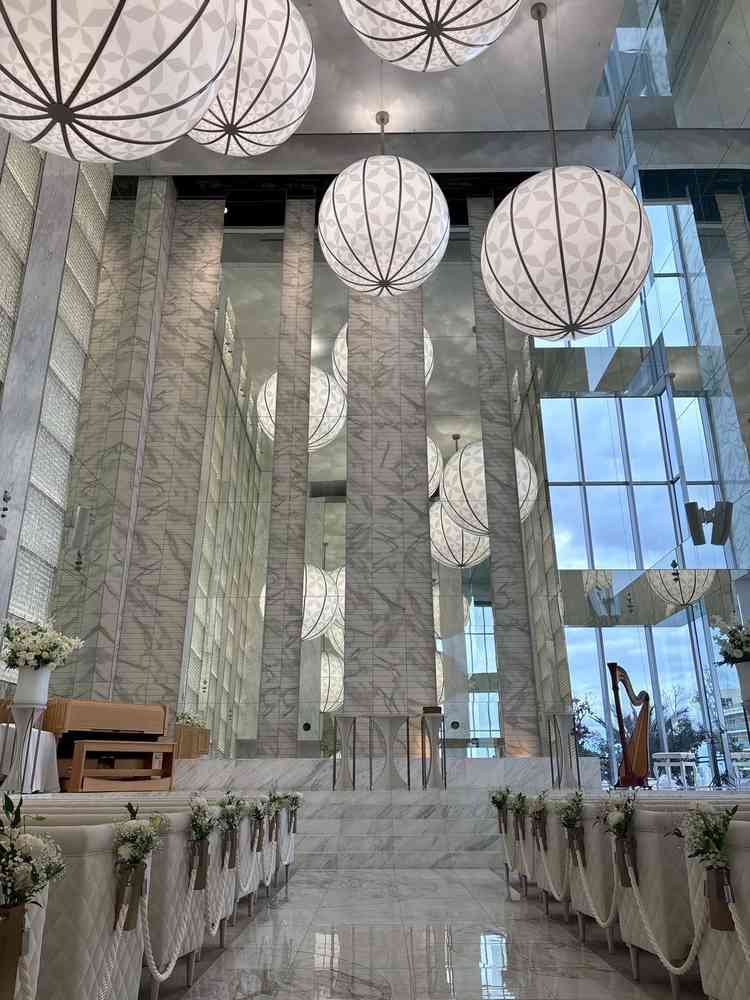挙式会場。天井が高く気球をイメージされたオブジェが圧巻でした。まさに洗練されたイメージという感じです