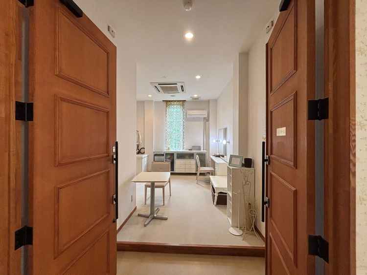 当日のメイクルーム。こぢんまりとしているが綺麗なお部屋でゲストに会わないようにすることが可能。