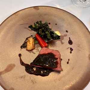 試食のステーキです。牛ステーキに焼野菜がトッピングされていて、お肉のソースもとても美味しく大満足です