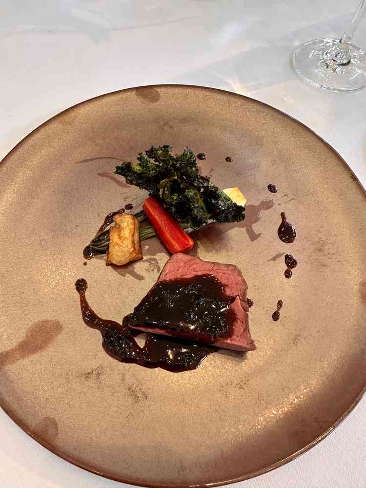 試食のステーキです。牛ステーキに焼野菜がトッピングされていて、お肉のソースもとても美味しく大満足です