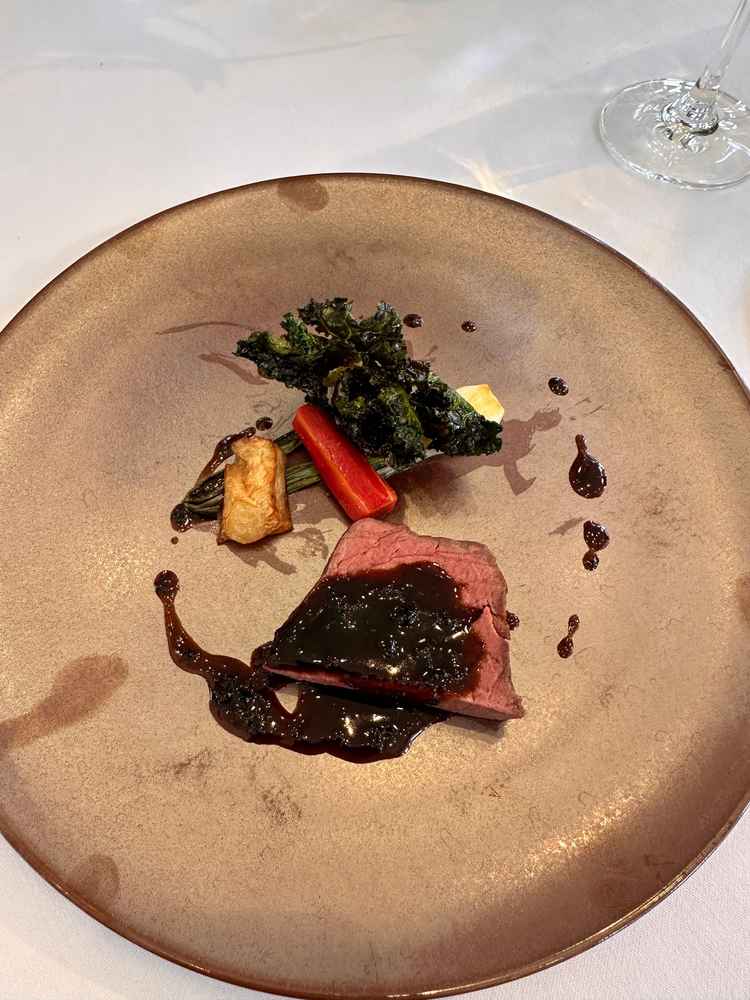 試食のステーキです。牛ステーキに焼野菜がトッピングされていて、お肉のソースもとても美味しく大満足です