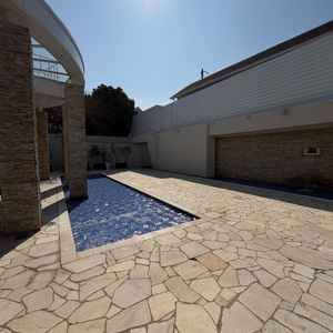 披露宴会場の外にあるプールがキラキラと輝いていて、とても華やかな印象でした。