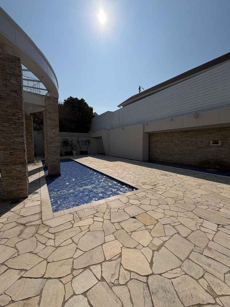 披露宴会場の外にあるプールがキラキラと輝いていて、とても華やかな印象でした。