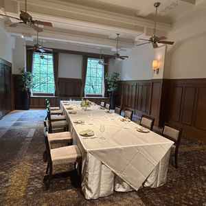 1番小さい披露宴会場。披露宴会場ごとに色味は違うが、どの会場もアンティークな雰囲気が素敵。