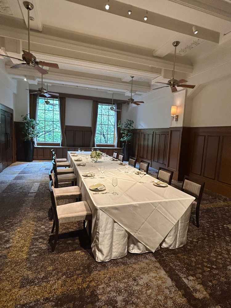 1番小さい披露宴会場。披露宴会場ごとに色味は違うが、どの会場もアンティークな雰囲気が素敵。