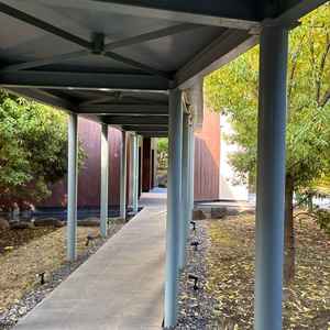 チャペルまで通路。棟が分かれていて世界観が限られていて、その移動も屋根があり雨天でも安心です。