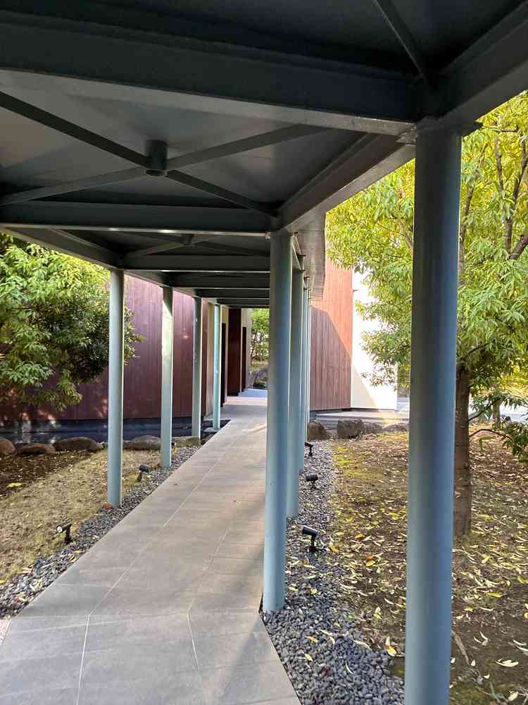 チャペルまで通路。棟が分かれていて世界観が限られていて、その移動も屋根があり雨天でも安心です。