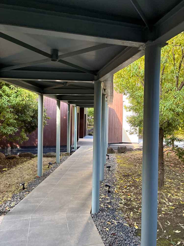 チャペルまで通路。棟が分かれていて世界観が限られていて、その移動も屋根があり雨天でも安心です。