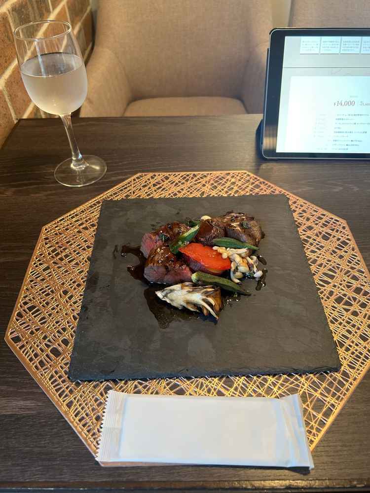 男性を想定した料理も提供いただいた。ボリューミーかつ野菜と皿も基本と異なる専用のもので満足できた。