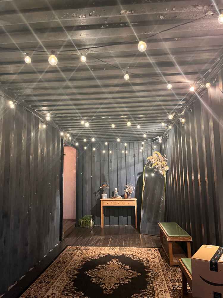 入り口の写真です！鏡やカーペットはアンティークぽくて可愛かったです！