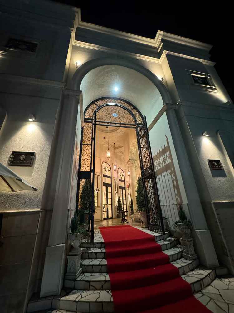 重厚感ある凱旋門が素敵でした