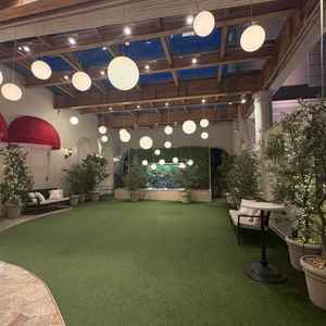 アフターセレモニーができます。屋根があるので全天候型ですが、緑が多く、水が流れておりナチュラルです。