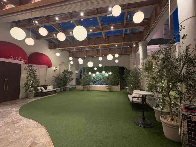 アフターセレモニーができます。屋根があるので全天候型ですが、緑が多く、水が流れておりナチュラルです。