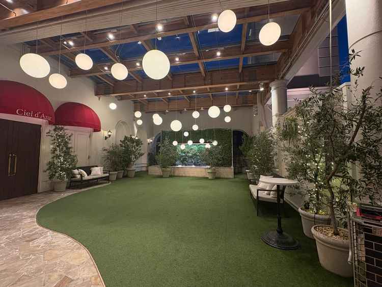 アフターセレモニーができます。屋根があるので全天候型ですが、緑が多く、水が流れておりナチュラルです。