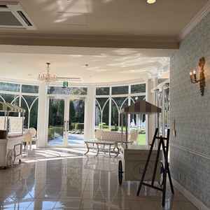 可愛らしいテイストのノースガーデン。披露宴会場とお庭の間のスペース。