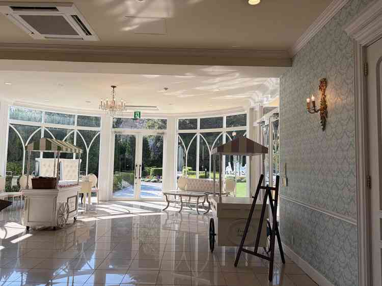 可愛らしいテイストのノースガーデン。披露宴会場とお庭の間のスペース。