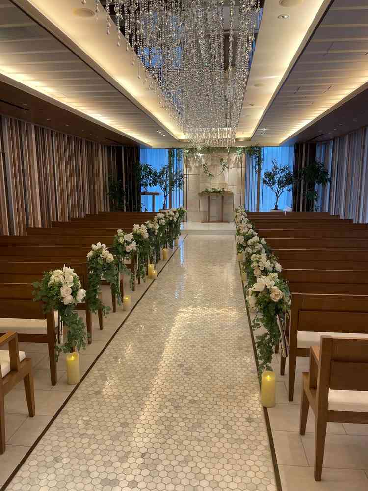 銀座の街に浮かぶコンパクトチャペル