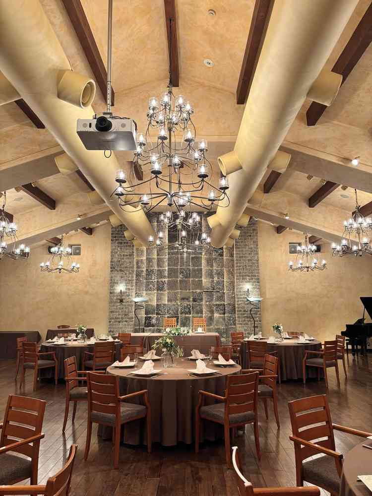 ゆったりとした披露宴会場ナチュラルさとシックな感じがとても素敵でした