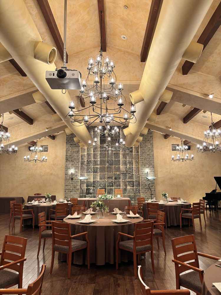 ゆったりとした披露宴会場ナチュラルさとシックな感じがとても素敵でした